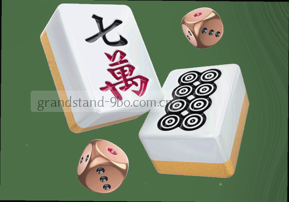 战术板上用线条画出跑动路线，背景是低角度仰拍的球场灯光